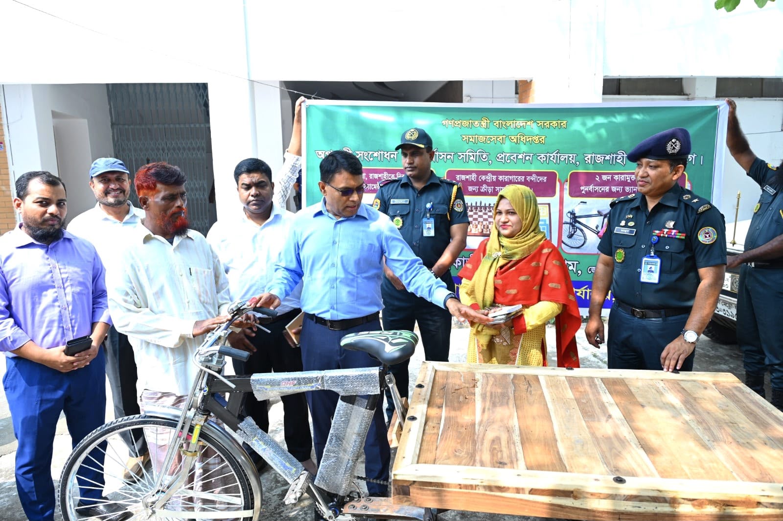 ২৩ বছর পর মুক্ত বাতাসে মিঠু-ইসরাফিল, পুনর্বাসনে ডিসির ভ্যান উপহার