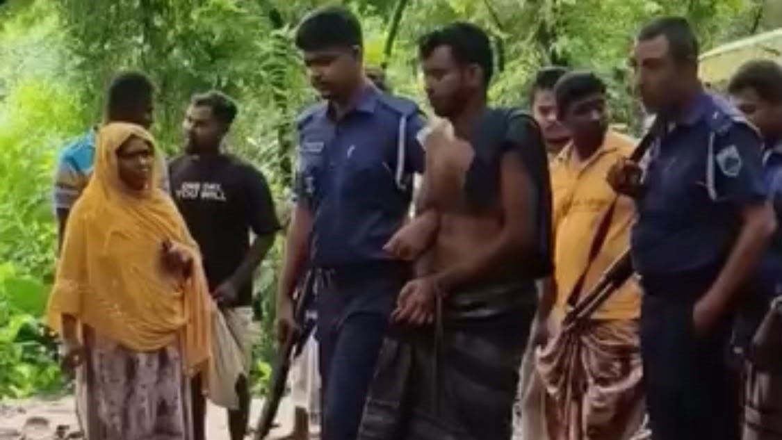 মোহনপুরে মাকে কুপিয়ে হত্যা, বাবাকে জখম
